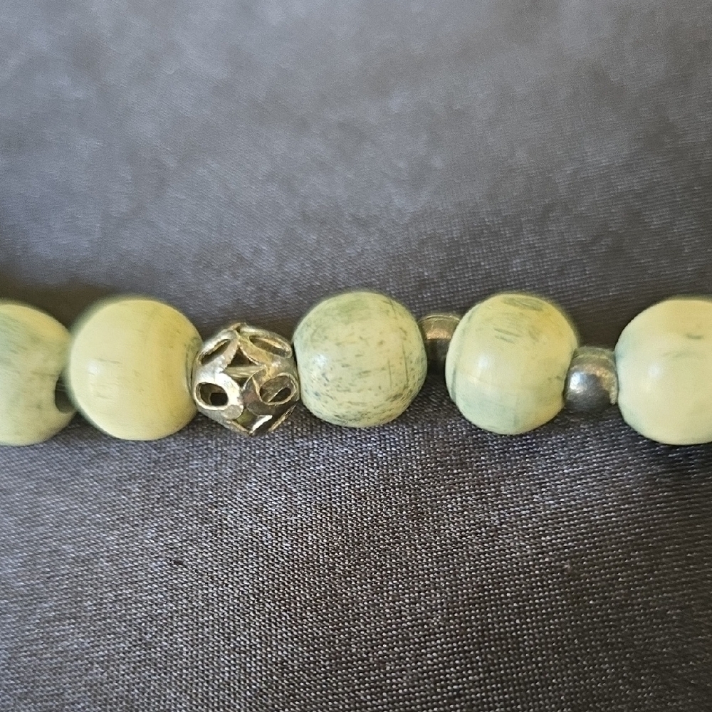 Chic Beaded Necklace in Green and Cream - Picture 4 of 4